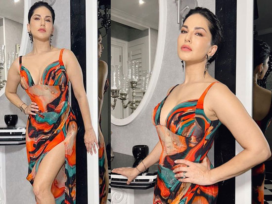 Stunning Poses Of Sunny Leone